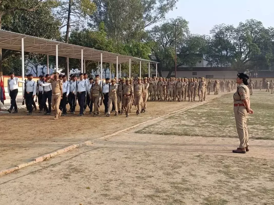 Farrukhabad: पुलिस अधीक्षक ने साप्ताहिक परेड के दौरान व्यवस्थाओं का निरीक्षण किया Farrukhabad: पुलिस अधीक्षक ने साप्ताहिक परेड के दौरान व्यवस्थाओं का निरीक्षण किया