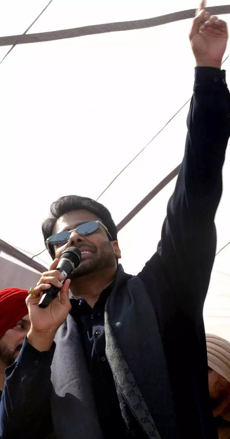 कार्यकर्ता ने बंदूकों और हिंसा का महिमामंडन करने वाले गानों पर HC से स्वतः संज्ञान लेने की मांग की कार्यकर्ता ने बंदूकों और हिंसा का महिमामंडन करने वाले गानों पर HC से स्वतः संज्ञान लेने की मांग की