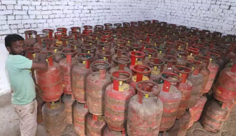 जालंधर में घबराहट में खरीदारी से कमी की आशंका के चलते, मैनुअल LPG बुकिंग की अनुमति दी गई जालंधर में घबराहट में खरीदारी से कमी की आशंका के चलते, मैनुअल LPG बुकिंग की अनुमति दी गई