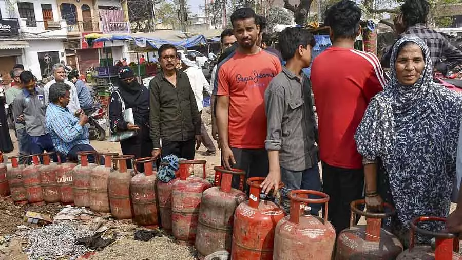 West Bengal: कमी की आशंका के बीच एलपीजी वितरण केंद्रों के बाहर लंबी कतारें West Bengal: कमी की आशंका के बीच एलपीजी वितरण केंद्रों के बाहर लंबी कतारें