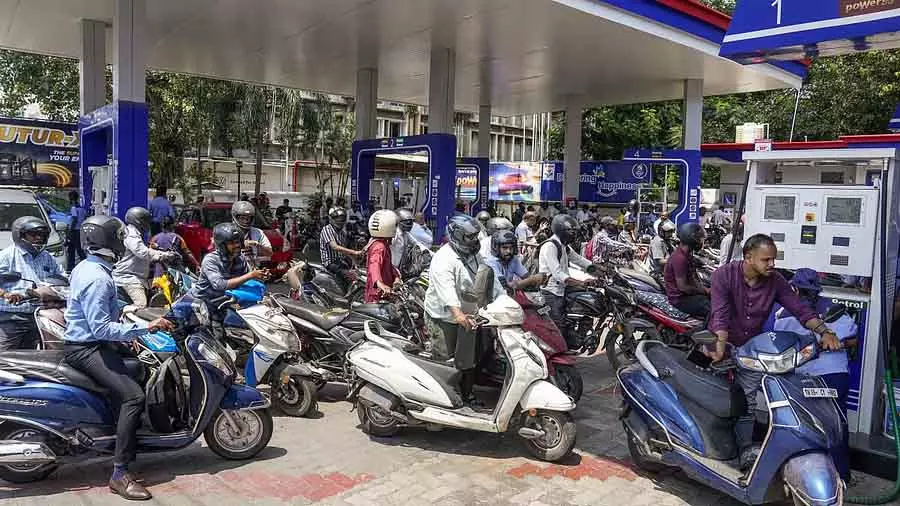 TN में ईंधन को लेकर अफ़रा-तफ़री, वाहन चालक पेट्रोल पंपों की ओर दौड़े TN में ईंधन को लेकर अफ़रा-तफ़री, वाहन चालक पेट्रोल पंपों की ओर दौड़े
