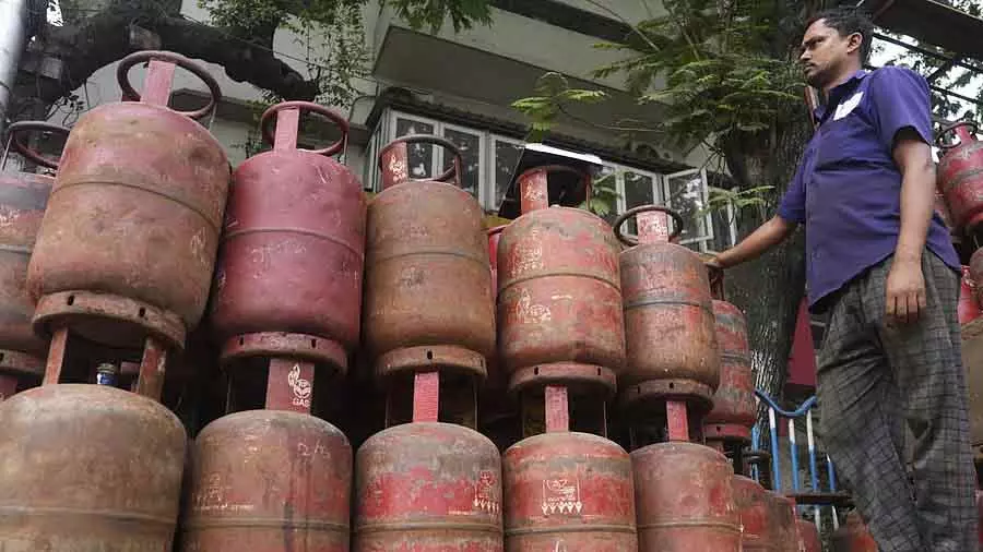 घबराहट में खरीदारी से तेलंगाना में LPG बुकिंग व्यवस्था चरमरा गई घबराहट में खरीदारी से तेलंगाना में LPG बुकिंग व्यवस्था चरमरा गई