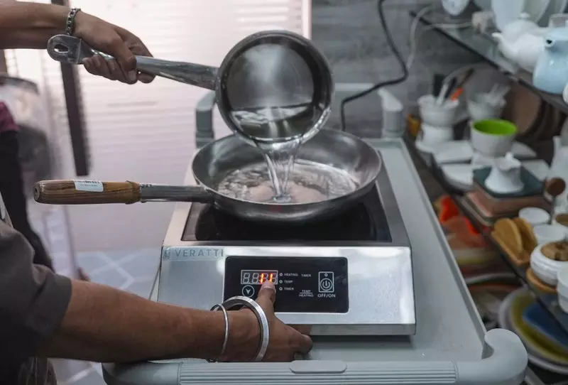 गुरुग्राम में LPG की किल्लत के चलते क्लाउड किचन को इलेक्ट्रिक पर निर्भर होना पड़ा गुरुग्राम में LPG की किल्लत के चलते क्लाउड किचन को इलेक्ट्रिक पर निर्भर होना पड़ा