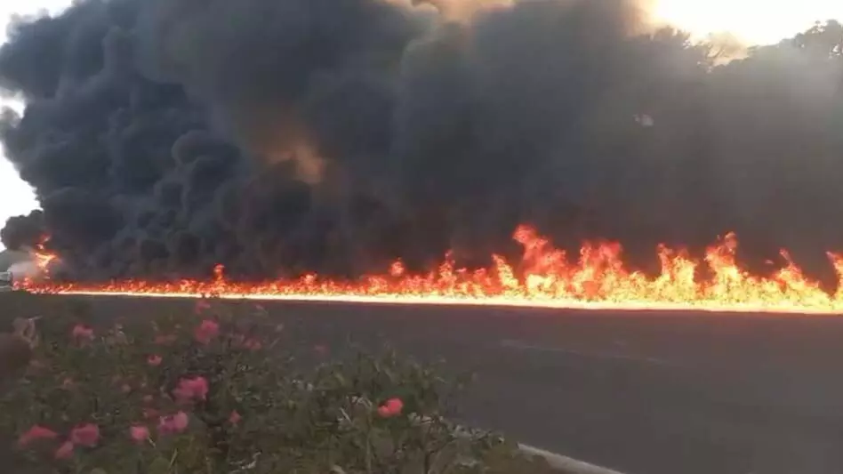 तेहरान के आजादी स्क्वायर में जोरदार धमाका, प्रदर्शनकारी दहल उठे तेहरान के आजादी स्क्वायर में जोरदार धमाका, प्रदर्शनकारी दहल उठे