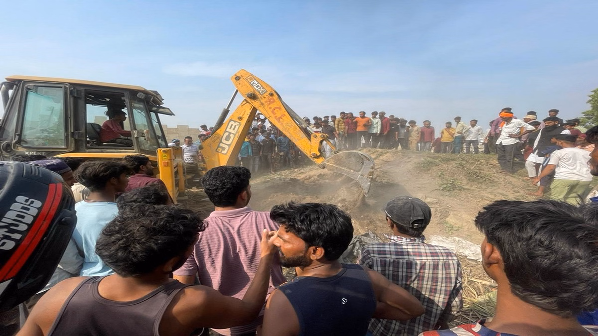 Bareilly: बंद कोल्हू की भट्ठी में फंसा बच्चा, मची अफरा-तफरी Bareilly: बंद कोल्हू की भट्ठी में फंसा बच्चा, मची अफरा-तफरी