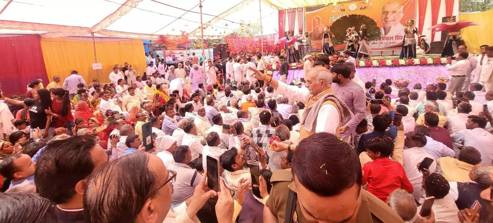 Bareilly: समर्थकों की भीड़ के बीच कैबिनेट मंत्री पर हुई फूलों की बरसात Bareilly: समर्थकों की भीड़ के बीच कैबिनेट मंत्री पर हुई फूलों की बरसात