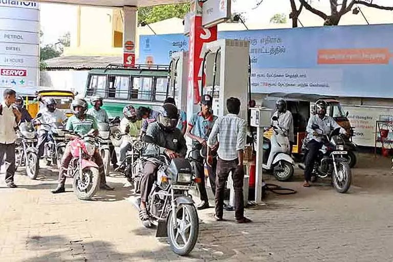 Chennai: कमी के डर से लोग घबराकर खरीदारी कर रहे Chennai: कमी के डर से लोग घबराकर खरीदारी कर रहे