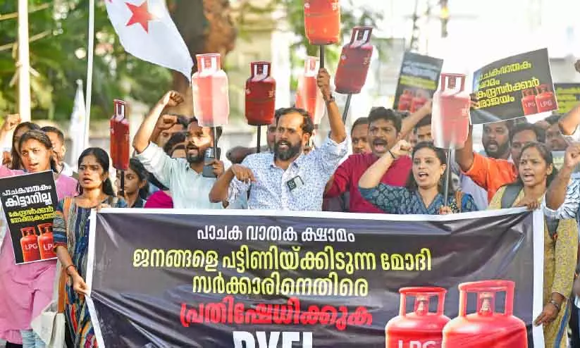 Kerala : कुकिंग गैस की कमी से होटल क्षेत्र प्रभावित Kerala : कुकिंग गैस की कमी से होटल क्षेत्र प्रभावित