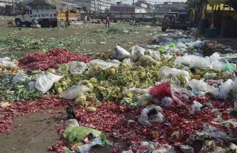 Ludhiana की थोक मंडी में सड़ी-गली सब्ज़ियों के ढेर लगे, स्वास्थ्य के लिए खतरा बने Ludhiana की थोक मंडी में सड़ी-गली सब्ज़ियों के ढेर लगे, स्वास्थ्य के लिए खतरा बने