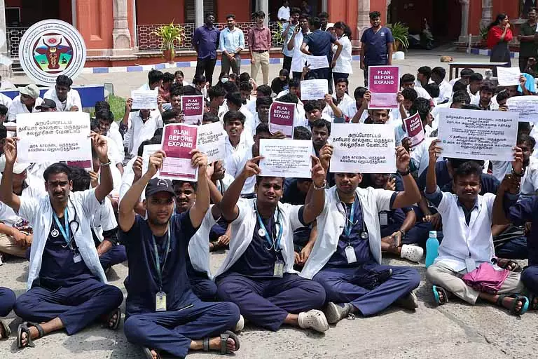 Tamil Nadu में प्रस्तावित निजी कॉलेजों के विरोध में पशु चिकित्सा छात्रों ने राज्यव्यापी प्रदर्शन किया Tamil Nadu में प्रस्तावित निजी कॉलेजों के विरोध में पशु चिकित्सा छात्रों ने राज्यव्यापी प्रदर्शन किया