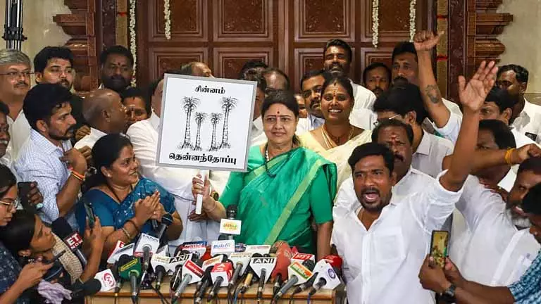 Sasikala ने ऑल इंडिया पुरैची थलाइवर मक्कल मुनेत्र कड़गम लॉन्च किया Sasikala ने ऑल इंडिया पुरैची थलाइवर मक्कल मुनेत्र कड़गम लॉन्च किया