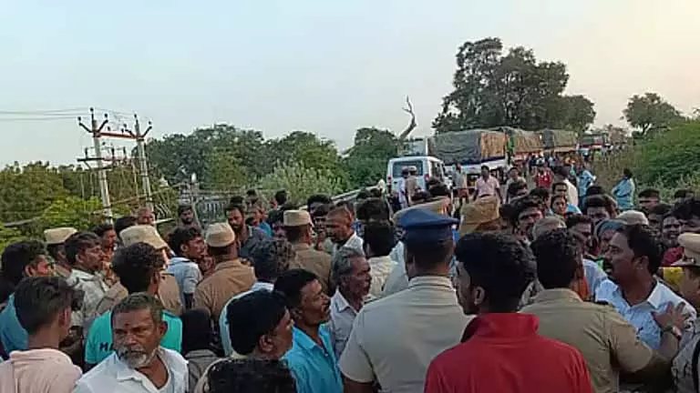 Thoothukudi में किशोर की हत्या, परिजन ने विश्वसनीय पुलिस कार्रवाई की मांग करते हुए शव लेने से इनकार किया Thoothukudi में किशोर की हत्या, परिजन ने विश्वसनीय पुलिस कार्रवाई की मांग करते हुए शव लेने से इनकार किया