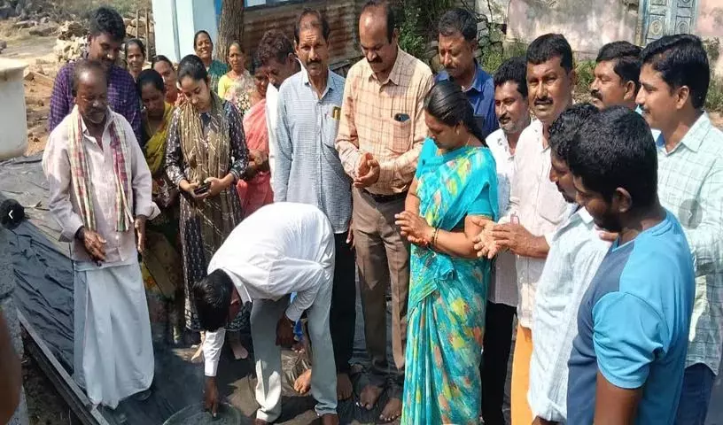 वैलासिंगावरम में CC सड़क निर्माण कार्यों का शिलान्यास किया गया वैलासिंगावरम में CC सड़क निर्माण कार्यों का शिलान्यास किया गया