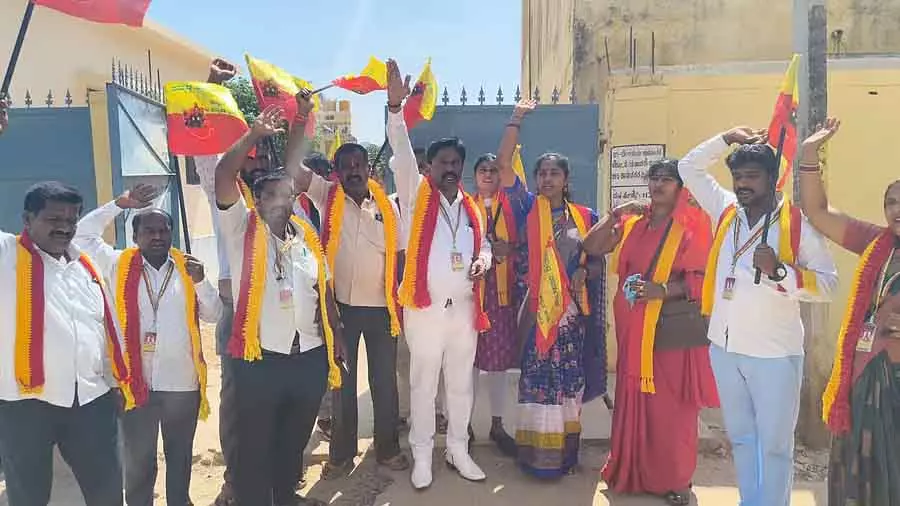 Vatal पार्टी और करुणाडु सेना के कार्यकर्ताओं ने सरकारी स्कूल के सामने प्रदर्शन किया Vatal पार्टी और करुणाडु सेना के कार्यकर्ताओं ने सरकारी स्कूल के सामने प्रदर्शन किया