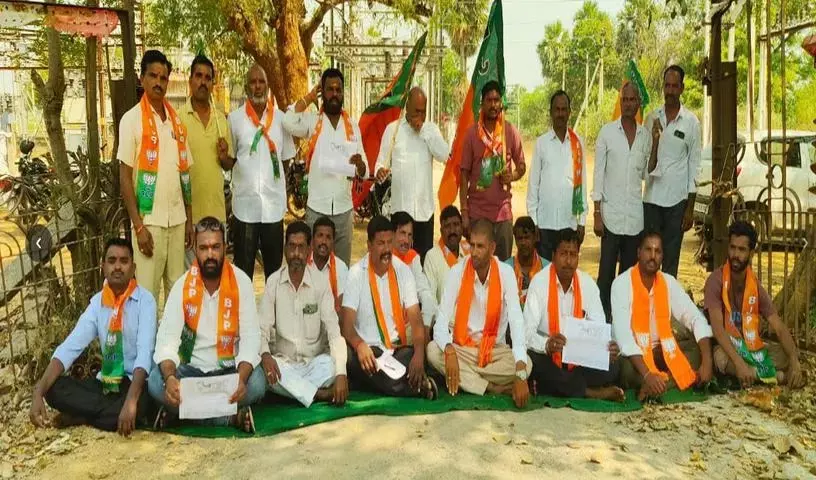राजपेट सबस्टेशन पर BJP कार्यकर्ताओं ने किसानों के लिए निर्बाध बिजली की मांग को लेकर प्रदर्शन किया राजपेट सबस्टेशन पर BJP कार्यकर्ताओं ने किसानों के लिए निर्बाध बिजली की मांग को लेकर प्रदर्शन किया
