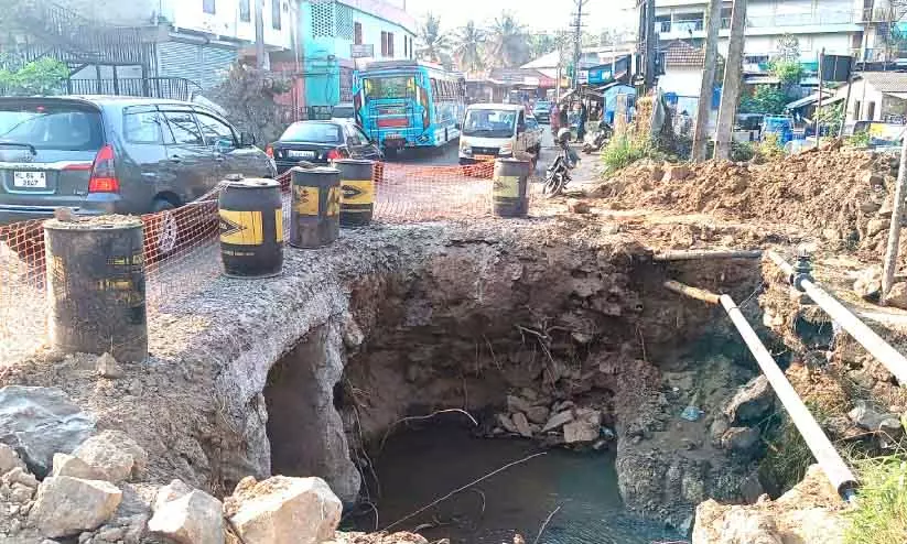 Pulpally-बाथेरी सड़क निर्माण रुका; थज़ायंगडी में विशाल गड्ढा, खतरा मंडरा रहा है Pulpally-बाथेरी सड़क निर्माण रुका; थज़ायंगडी में विशाल गड्ढा, खतरा मंडरा रहा है