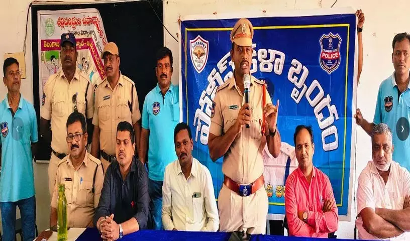 SI कस्ताला गोपीकृष्ण ने छात्रों से नशीले पदार्थों और साइबर अपराधों के प्रति सतर्क रहने का आग्रह किया SI कस्ताला गोपीकृष्ण ने छात्रों से नशीले पदार्थों और साइबर अपराधों के प्रति सतर्क रहने का आग्रह किया
