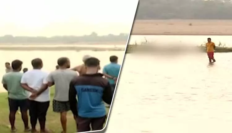 Bhubaneswar में कुआखाई नदी में तैरता हुआ एक अज्ञात शव मिला Bhubaneswar में कुआखाई नदी में तैरता हुआ एक अज्ञात शव मिला