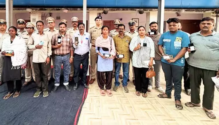 Rourkela Police ने 32 लाख रुपये के 106 चोरी हुए मोबाइल मालिकों को लौटाए Rourkela Police ने 32 लाख रुपये के 106 चोरी हुए मोबाइल मालिकों को लौटाए