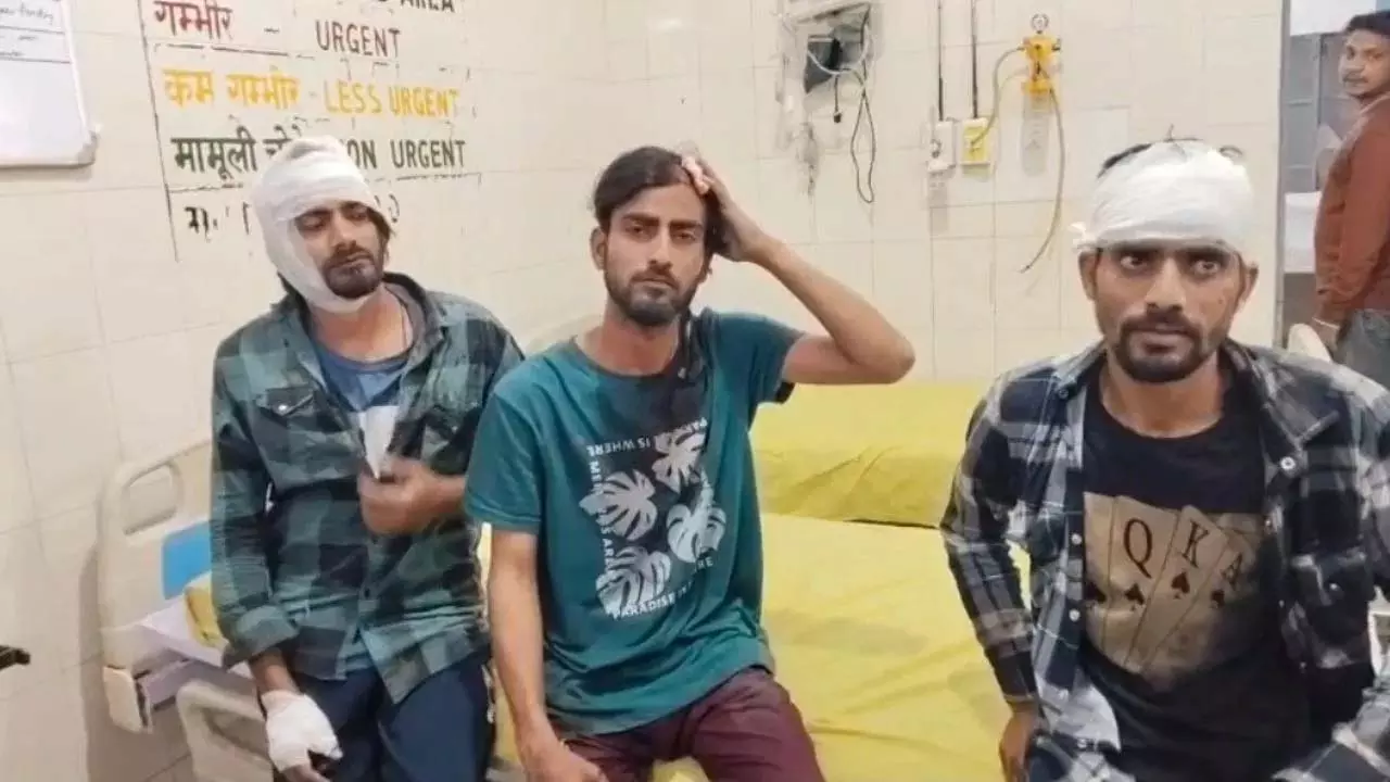 BREAKING: दो समुदायों में हिंसक झड़प, स्कूटी टक्कर से बढ़ा विवाद, चार घायल BREAKING: दो समुदायों में हिंसक झड़प, स्कूटी टक्कर से बढ़ा विवाद, चार घायल