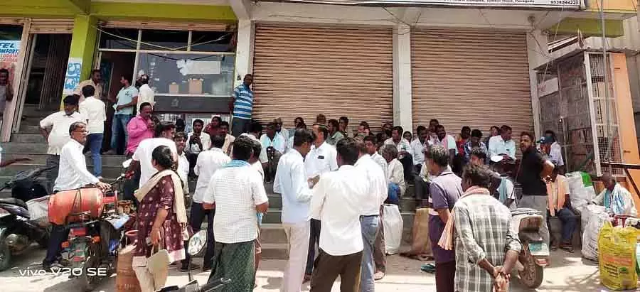 Pavagadh : सिलेंडर वितरण केंद्र के सामने लोगों की कतार Pavagadh : सिलेंडर वितरण केंद्र के सामने लोगों की कतार