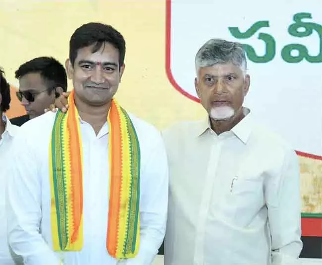 CM चंद्रबाबू के सामने मैं एक छात्र जैसा बन गया हूँ: Minister Kondapalli CM चंद्रबाबू के सामने मैं एक छात्र जैसा बन गया हूँ: Minister Kondapalli