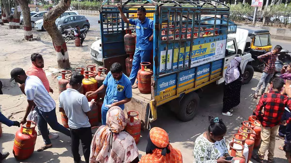 Palghar : प्रशासन ने LPG की कमी की अफ़वाहों को ख़ारिज किया Palghar : प्रशासन ने LPG की कमी की अफ़वाहों को ख़ारिज किया