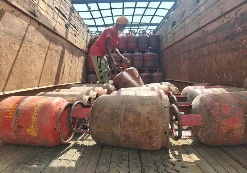 लुधियाना में LPG की जमाखोरी करने वालों के खिलाफ सख्त कार्रवाई: Police Commissioner लुधियाना में LPG की जमाखोरी करने वालों के खिलाफ सख्त कार्रवाई: Police Commissioner