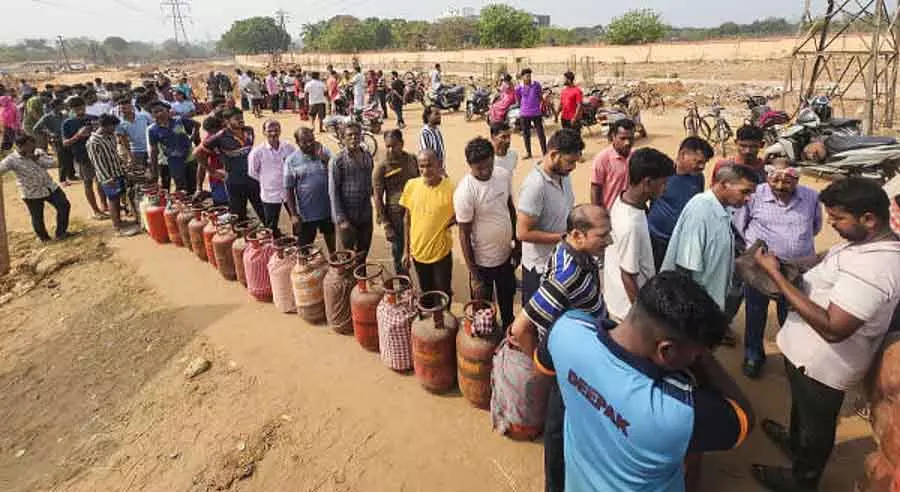 ओडिशा के कुछ हिस्सों में LPG की कमी को लेकर विरोध प्रदर्शन और सड़क जाम ओडिशा के कुछ हिस्सों में LPG की कमी को लेकर विरोध प्रदर्शन और सड़क जाम