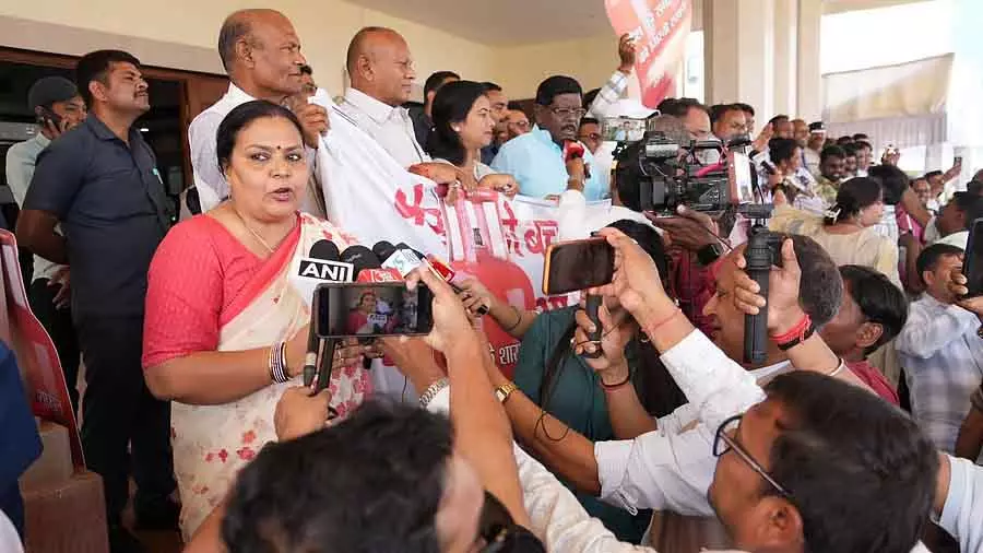 झारखंड के विधायकों ने LPG संकट को लेकर विधानसभा के बाहर प्रदर्शन किया झारखंड के विधायकों ने LPG संकट को लेकर विधानसभा के बाहर प्रदर्शन किया
