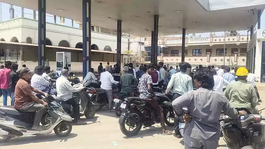 Petrol की कमी की ख़बर: ईंधन के लिए बेताब वाहन चालक Petrol की कमी की ख़बर: ईंधन के लिए बेताब वाहन चालक