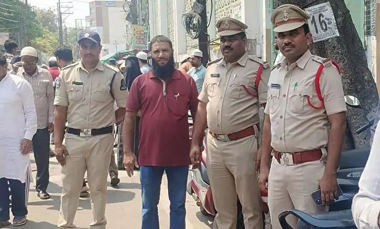 DPR के अनावरण से पहले HRF कार्यकर्ता सैयद बिलाल को घर में नज़रबंद किया गया DPR के अनावरण से पहले HRF कार्यकर्ता सैयद बिलाल को घर में नज़रबंद किया गया