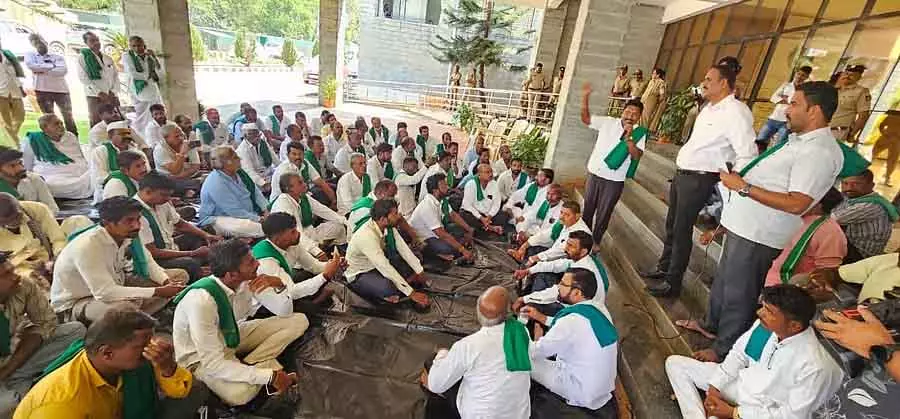 Belgaum : गन्ने के बकाए के भुगतान की मांग को लेकर किसानों का विरोध प्रदर्शन Belgaum : गन्ने के बकाए के भुगतान की मांग को लेकर किसानों का विरोध प्रदर्शन