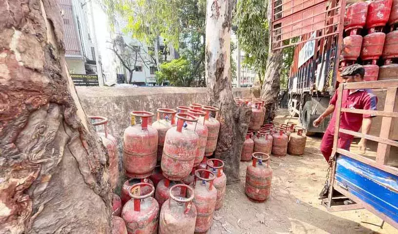 नलकोंडा में LPG सिलेंडरों के लिए लंबी कतारें नलकोंडा में LPG सिलेंडरों के लिए लंबी कतारें