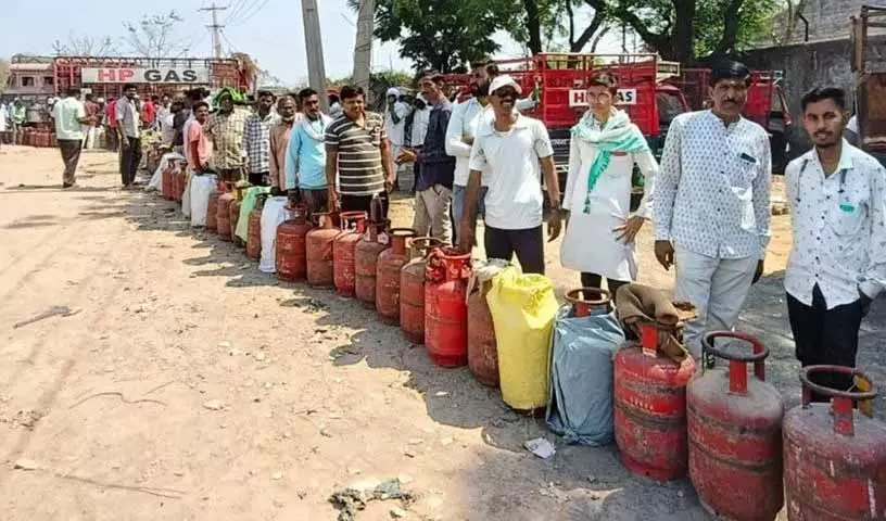 Adilabad में आपूर्ति की कमी के बीच LPG सिलेंडरों के लिए लंबी कतारें Adilabad में आपूर्ति की कमी के बीच LPG सिलेंडरों के लिए लंबी कतारें