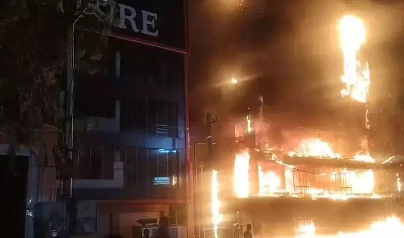 Chandanagar पुलिस स्टेशन के पास देर रात लगी आग में फर्नीचर शोरूम जलकर खाक Chandanagar पुलिस स्टेशन के पास देर रात लगी आग में फर्नीचर शोरूम जलकर खाक