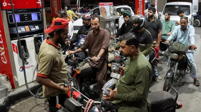 Hormuz संकट ने पाकिस्तान को तेल संकट में धकेला, ईंधन की कीमतें रिकॉर्ड ऊंचाई पर Hormuz संकट ने पाकिस्तान को तेल संकट में धकेला, ईंधन की कीमतें रिकॉर्ड ऊंचाई पर