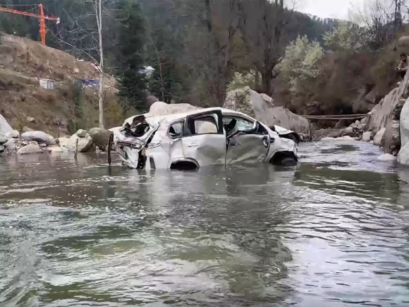 जम्मू-कश्मीर के Bhaderwah में नदी में वाहन गिरने से दो की मौत, दो घायल जम्मू-कश्मीर के Bhaderwah में नदी में वाहन गिरने से दो की मौत, दो घायल
