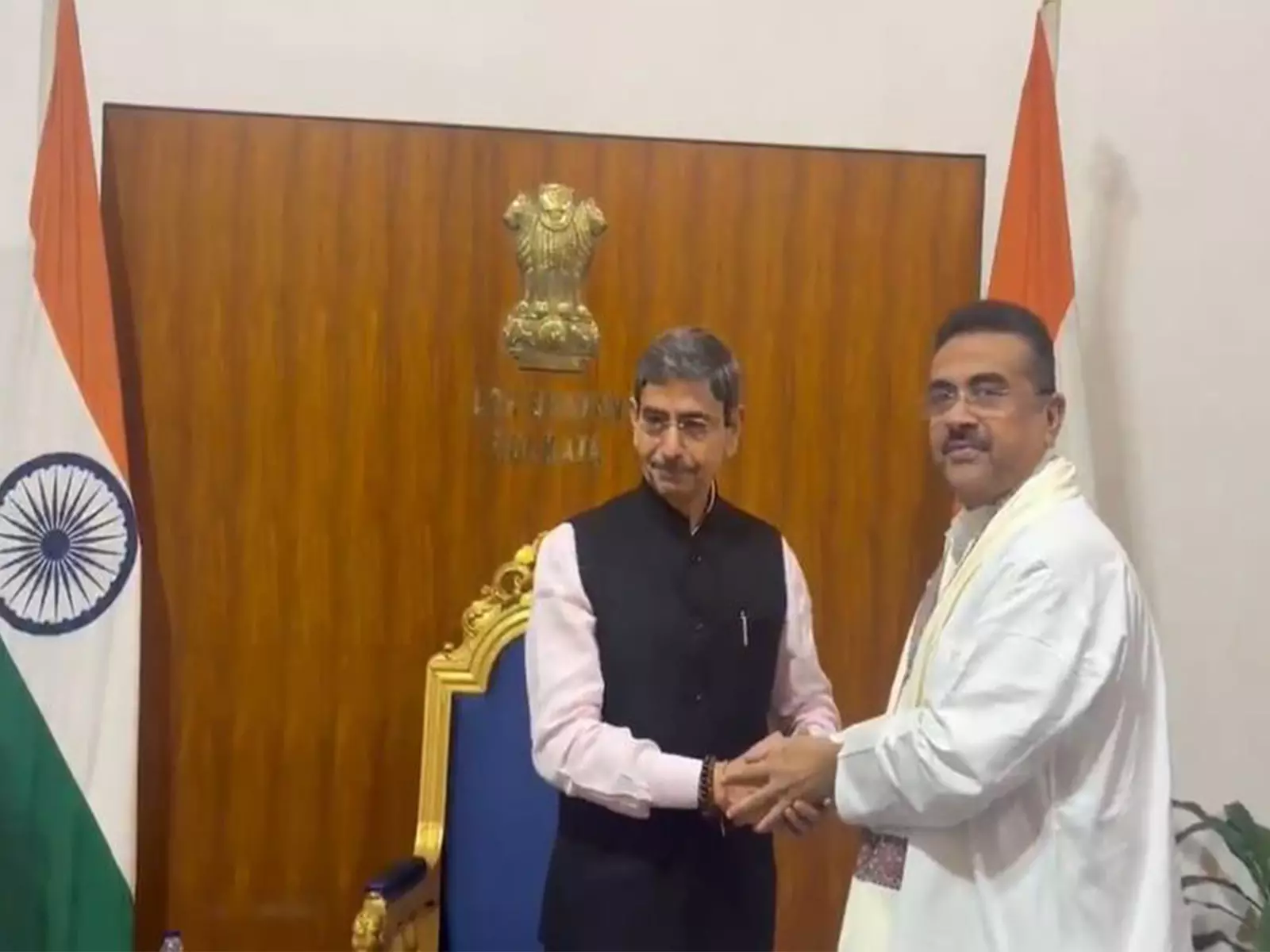 सुवेंदु अधिकारी ने Lok Bhavan में पश्चिम बंगाल के राज्यपाल आरएन रवि से की मुलाकात सुवेंदु अधिकारी ने Lok Bhavan में पश्चिम बंगाल के राज्यपाल आरएन रवि से की मुलाकात