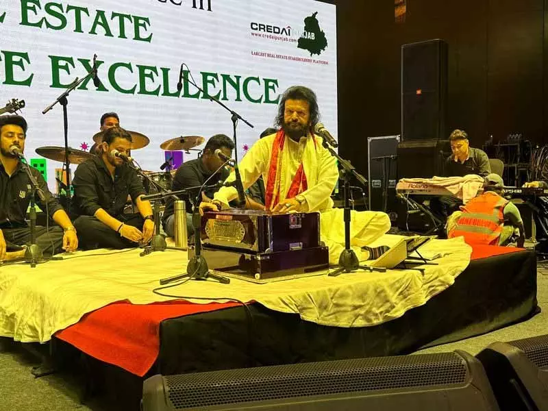 सूफी गायक हंस राज हंस ने चंडीगढ़ में CREDAI के रजत जयंती समारोह में प्रस्तुति दी सूफी गायक हंस राज हंस ने चंडीगढ़ में CREDAI के रजत जयंती समारोह में प्रस्तुति दी