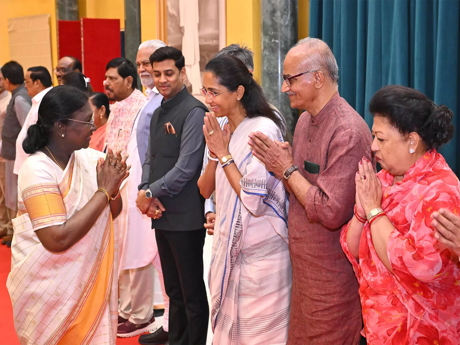 President मुर्मू ने कई राज्यों के सांसदों और राज्यसभा के मनोनीत सदस्यों के लिए नाश्ते का आयोजन किया President मुर्मू ने कई राज्यों के सांसदों और राज्यसभा के मनोनीत सदस्यों के लिए नाश्ते का आयोजन किया