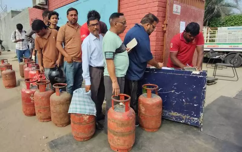 Chandigarh में कमर्शियल LPG की कमी से रेस्तरां के मेन्यू छोटे हुए Chandigarh में कमर्शियल LPG की कमी से रेस्तरां के मेन्यू छोटे हुए