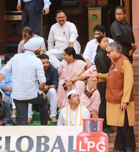 एलपीजी किल्लत को भाजपा ने बताया अफवाह, विपक्ष ने कहा-जमीनी हकीकत गंभीर एलपीजी किल्लत को भाजपा ने बताया अफवाह, विपक्ष ने कहा-जमीनी हकीकत गंभीर