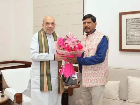 अमित शाह से मिले केंद्रीय मंत्री रामदास अठावले, राज्यसभा में तीसरी बार चुने जाने पर जताया आभार अमित शाह से मिले केंद्रीय मंत्री रामदास अठावले, राज्यसभा में तीसरी बार चुने जाने पर जताया आभार