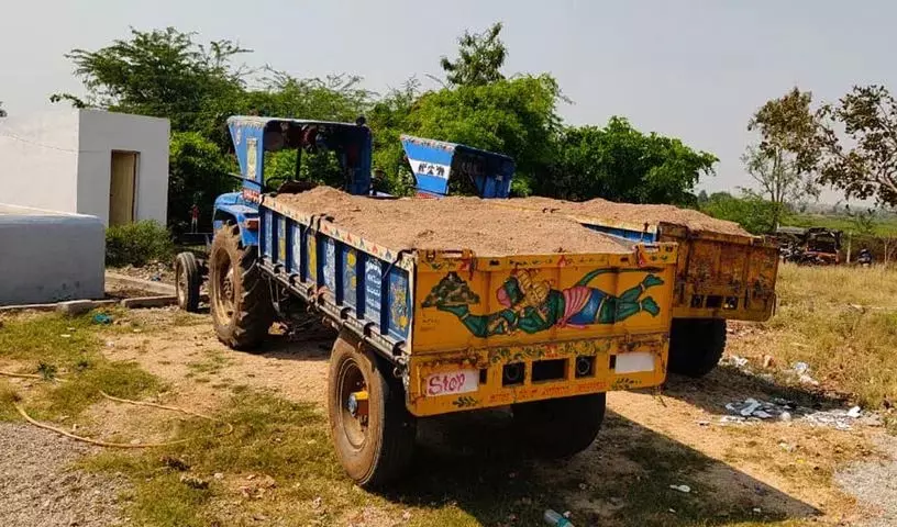 Krishna River में अवैध रेत परिवहन बेरोकटोक जारी Krishna River में अवैध रेत परिवहन बेरोकटोक जारी