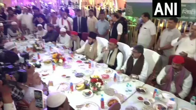 लखनऊ में इफ्तार पार्टी में शामिल हुए अखिलेश यादव लखनऊ में इफ्तार पार्टी में शामिल हुए अखिलेश यादव