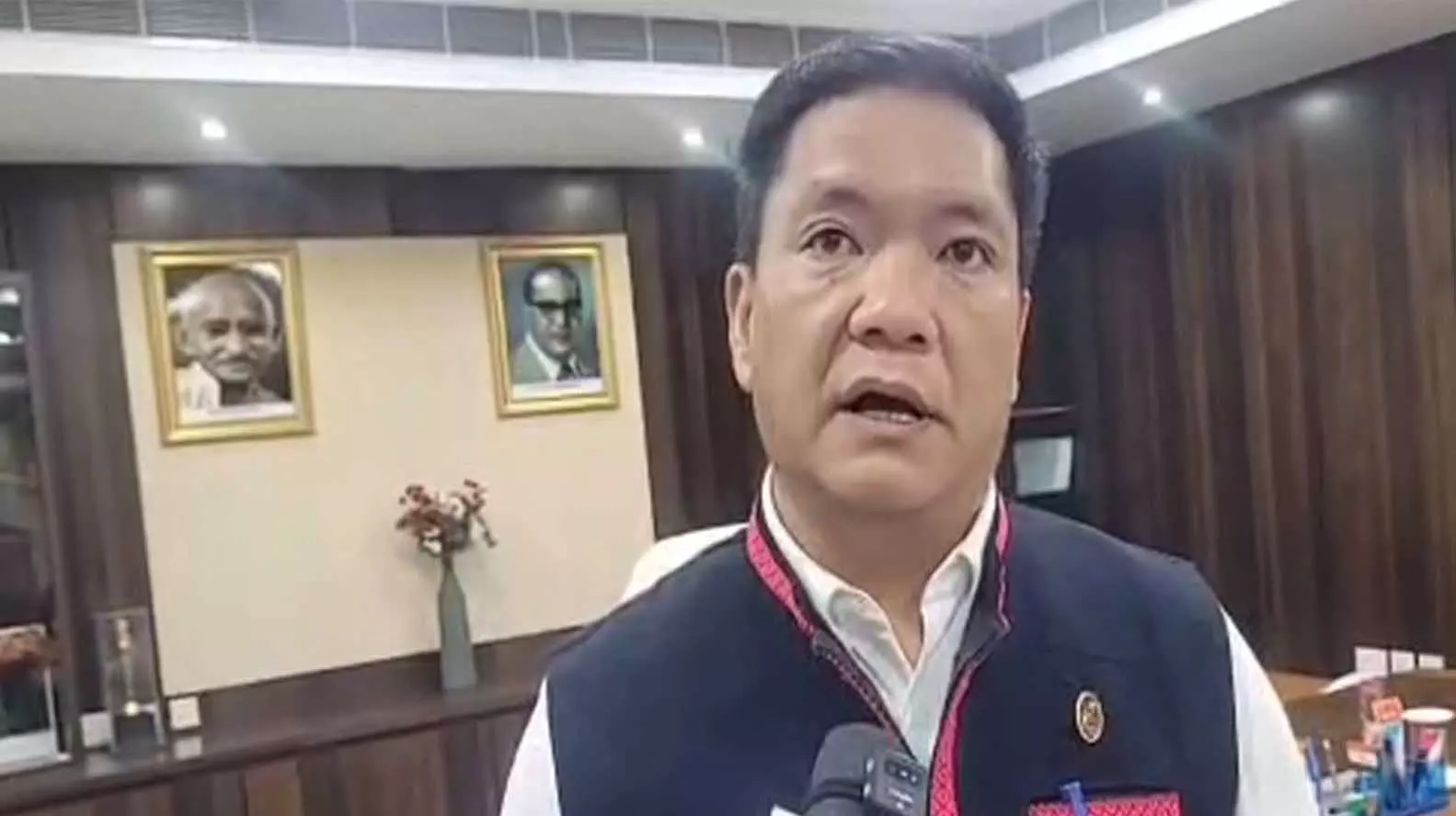 CM पेमा खांडू ने राज्य बजट 2026-27 की सराहना की, सतत विकास और रोज़गार पर ज़ोर देने की बात कही CM पेमा खांडू ने राज्य बजट 2026-27 की सराहना की, सतत विकास और रोज़गार पर ज़ोर देने की बात कही