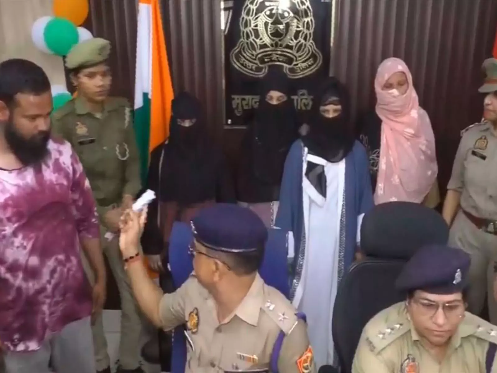Moradabad पुलिस ने ब्लैकमेलिंग और उगाही के आरोप में हनी ट्रैप गिरोह के सदस्यों को किया गिरफ्तार Moradabad पुलिस ने ब्लैकमेलिंग और उगाही के आरोप में हनी ट्रैप गिरोह के सदस्यों को किया गिरफ्तार