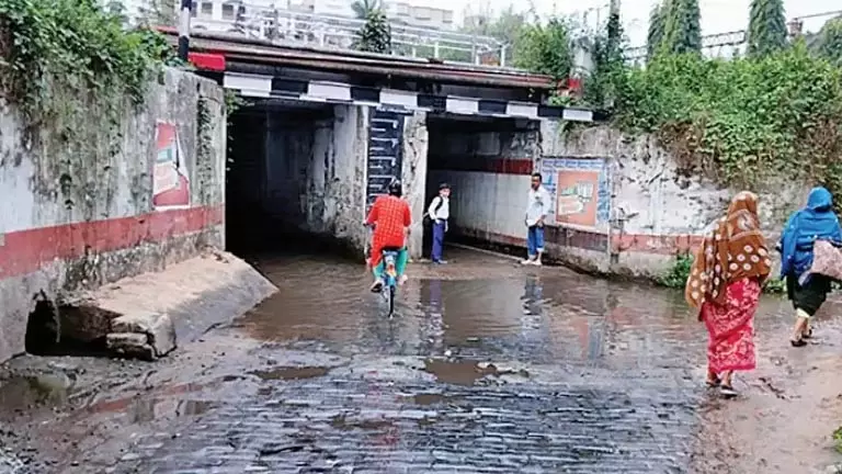 Sheoraphuli में जलभराव से यात्रियों को परेशानी Sheoraphuli में जलभराव से यात्रियों को परेशानी