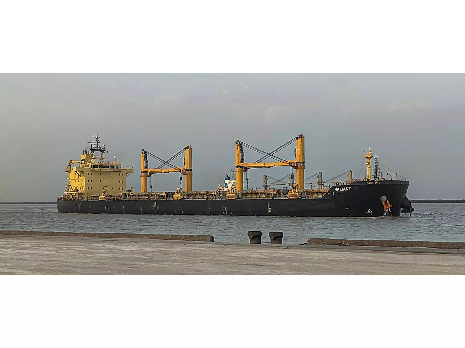 Deendayal Port अथॉरिटी कांडला 72 घंटों में 22 जहाज़ों को संभालने के लिए तैयार Deendayal Port अथॉरिटी कांडला 72 घंटों में 22 जहाज़ों को संभालने के लिए तैयार